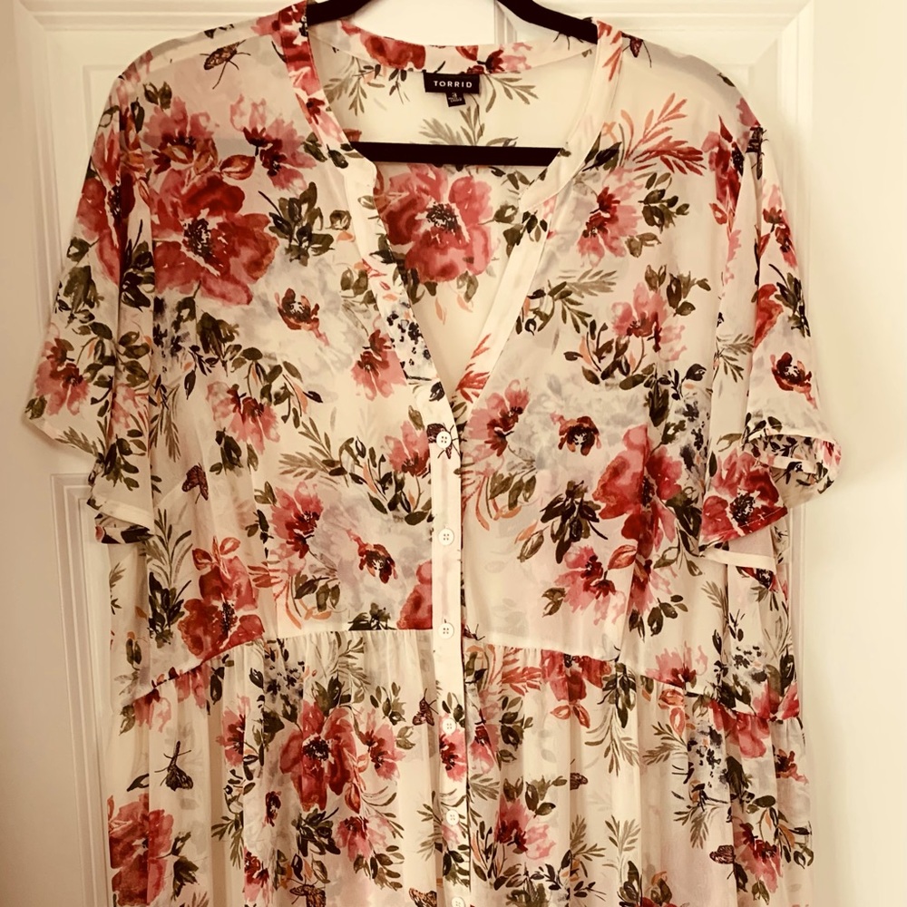 Beautiful TORRID sheer floral high low top size 3